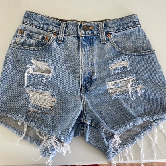 Vintage distressed cutoff Levi’s jean shorts - Picture 5 of 5